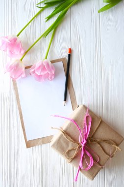 Ahşap beyaz arka plan, mektup ve Lale. Mart 8, annenin D