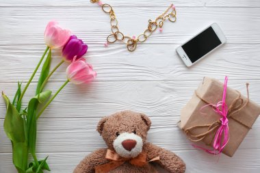 Ahşap beyaz arka plan, parfüm, takı, hediyeler ve Lale. Con