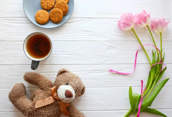 Anneler günü, kadının gün. Lale, hediyeler, çay ve tatlılar w üzerinde