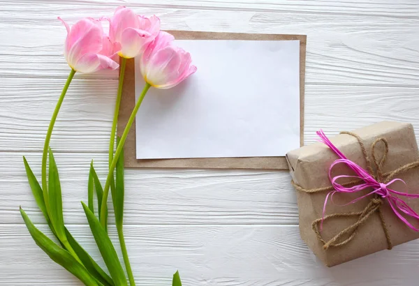 Fundo branco de madeira, letra e tulipas. 8 de Março, Mãe D — Fotografia de Stock