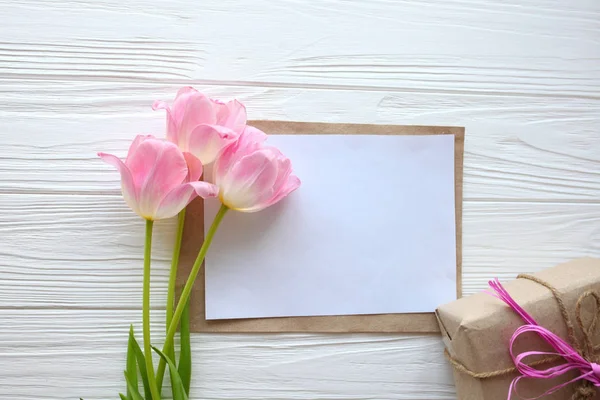 Fundo branco de madeira, letra e tulipas. 8 de Março, Mãe D — Fotografia de Stock