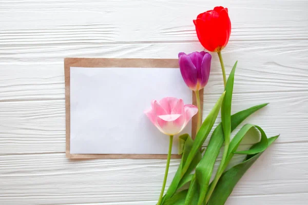 Fundo branco de madeira, letra e tulipas. 8 de Março, Mãe D — Fotografia de Stock