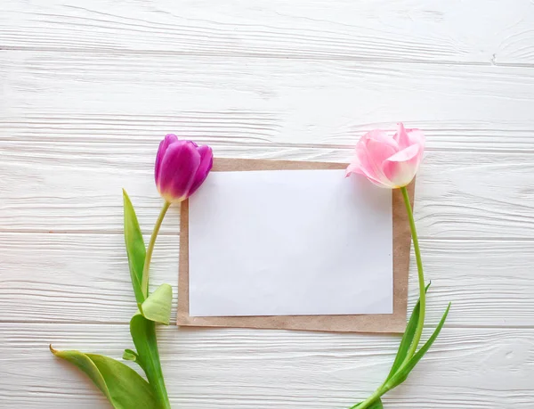 Fundo branco de madeira, letra e tulipas. 8 de Março, Mãe D — Fotografia de Stock