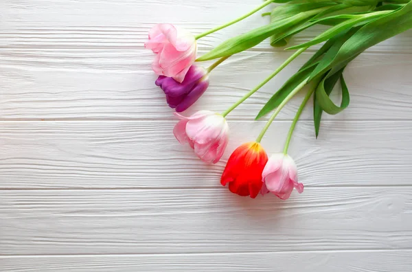 Houten witte achtergrond en roze tulpen. 8 maart, Mother's Day. — Stockfoto