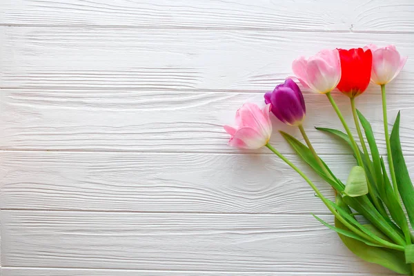 Ξύλινο λευκό φόντο και ροζ τουλίπες. 8 Μαρτίου, ημέρα της μητέρας. — Φωτογραφία Αρχείου