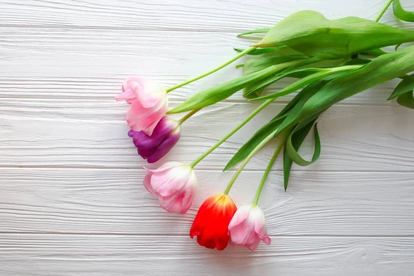 Houten witte achtergrond en roze tulpen. 8 maart, Mother's Day. — Stockfoto