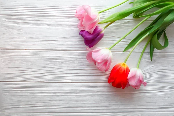 Houten witte achtergrond en roze tulpen. 8 maart, Mother's Day. — Stockfoto