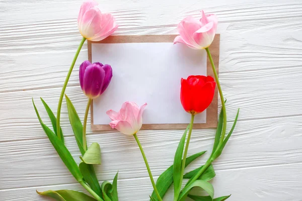 Деревянный белый фон, письмо и тюльпаны. March 8, Mother 's D Стоковое Фото