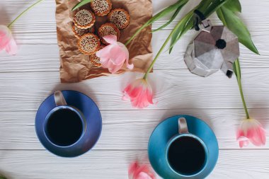 Anneler günü, kadının gün. Lale, hediyeler, çay ve tatlılar ahşap arka plan üzerinde