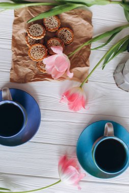 Anneler günü, kadının gün. Lale, hediyeler, çay ve tatlılar ahşap arka plan üzerinde