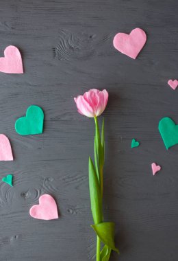 Anneler günü, kadının gün. Lale, ahşap arka plan üzerinde sunar