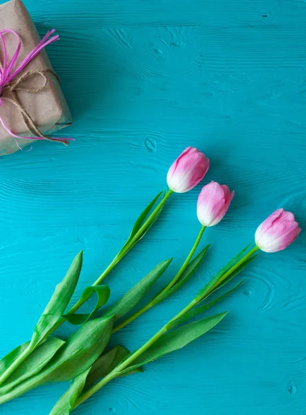 Fundo branco de madeira e tulipas rosa. 8 de março, Dia das Mães . — Fotografia de Stock