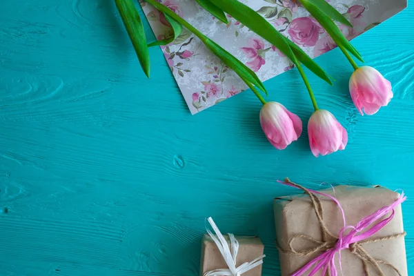 Dia das Mães, dia das mulheres. tulipas, presentes no fundo de madeira — Fotografia de Stock