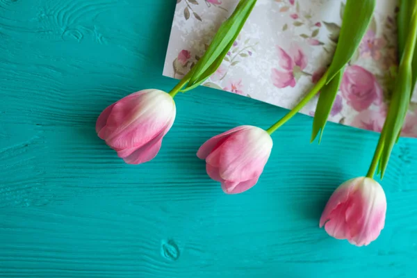 Anneler günü, kadının gün. Lale, ahşap arka plan üzerinde sunar