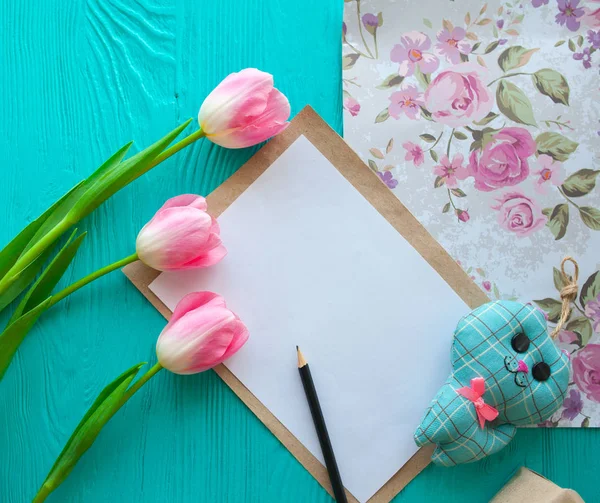 Ahşap beyaz arka plan, mektup ve Lale. Mart 8, anneler günü.