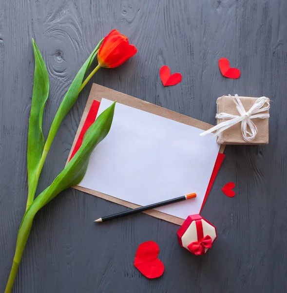 Fundo branco de madeira, letra e tulipas. 8 de março, Dia das Mães . — Fotografia de Stock