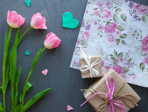 Dia das Mães, dia das mulheres. tulipas, presentes no fundo de madeira — Fotografia de Stock