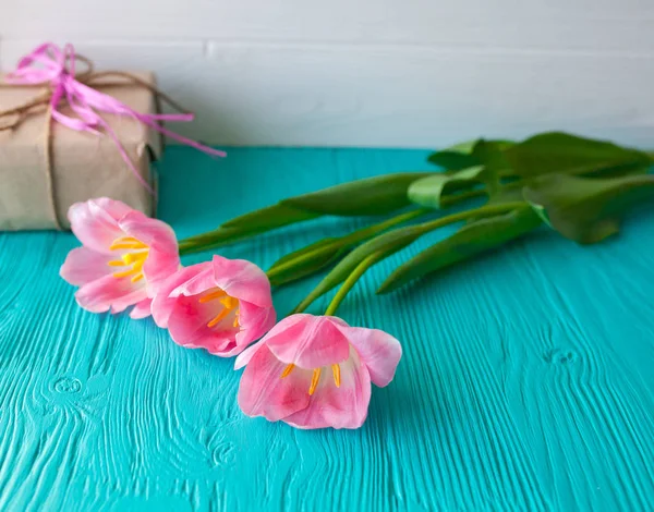 Mother's Day, dag van de vrouw. Tulpen, presenteert op houten achtergrond — Stockfoto