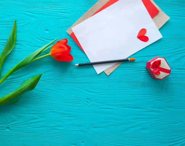 Fundo branco de madeira, letra e tulipas. 8 de março, Dia das Mães . — Fotografia de Stock
