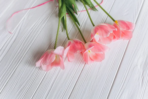 Деревянный белый фон и розовые тюльпаны. 8 марта, День матери . Лицензионные Стоковые Фото
