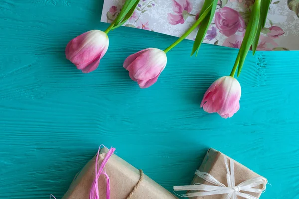 День матери, женский день. тюльпаны, подарки на деревянном фоне Стоковое Изображение