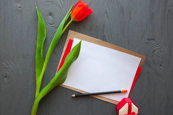 Деревянный белый фон, письмо и тюльпаны. 8 марта, День матери . Стоковое Изображение