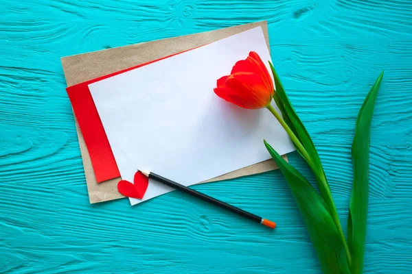 Деревянный белый фон, письмо и тюльпаны. 8 марта, День матери . Лицензионные Стоковые Изображения