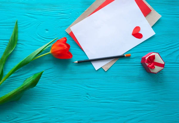 Деревянный белый фон, письмо и тюльпаны. 8 марта, День матери . Стоковая Картинка