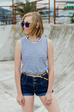 Kaykay Parkı'nda vakit kız