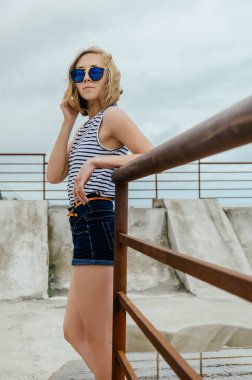 Kaykay Parkı'nda vakit kız