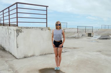 Kaykay Parkı'nda vakit kız