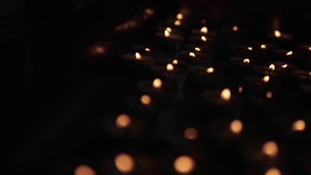 Un sacco di candele rosse chiesa . — Video Stock