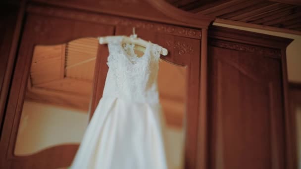Vestidos de noiva tiro largo — Vídeo de Stock