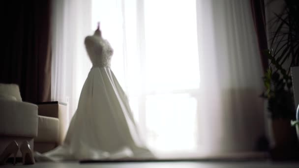 Fundo do casamento. noiva vestidos meio do quarto câmera em movimento — Vídeo de Stock