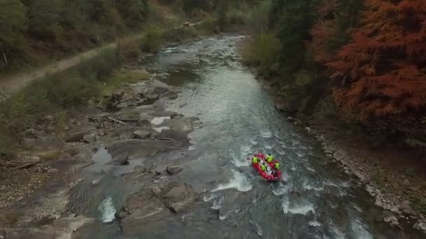 漂流在山区河流，视图顶部 — 图库视频影像