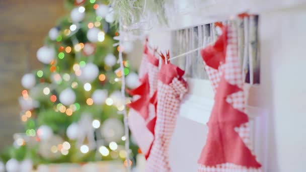 Крупним планом різдвяні панчохи, що висять на каміні в затишній вітальні — стокове відео