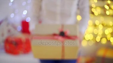 Erkek yakından bir hediye verir, diğer her bir Happy New Year, mutlu Noeller, mutlu Sevgililer günü tebrik, hediyeler, gülüyor sunar