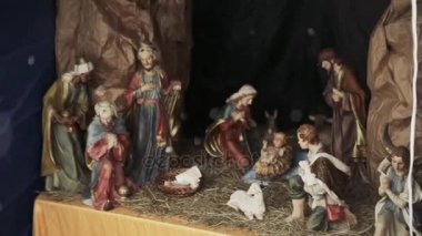 Mary, Joseph, Bebek İsa, ve hayvanların düşen kar ile istikrarlı bir Noel doğum sahnesi