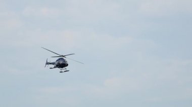 Mavi gökyüzü gün yavaş hareket tarafından bir özel helikopter sinek closeup