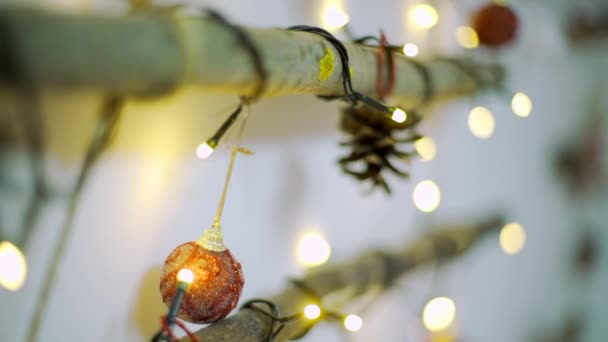 De cerca imágenes de un árbol de Navidad hadsmade — Vídeos de Stock