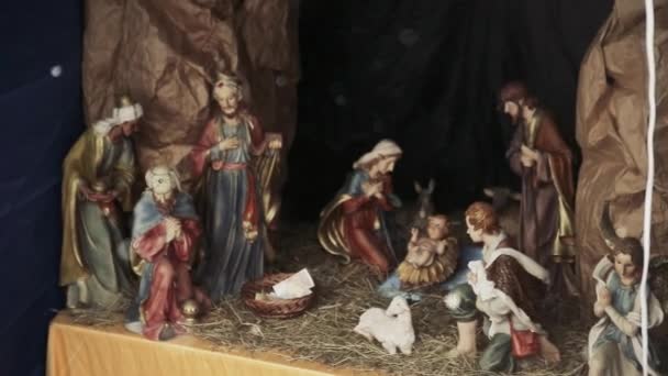 Mary, Joseph, Bebek İsa, ve hayvanların düşen kar ile istikrarlı bir Noel doğum sahnesi — Stok video