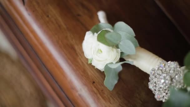 Piękny bukiet ślubny na stole poruszać kamerą — Wideo stockowe