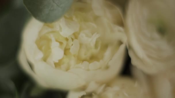 Beautiful bridal bouquet close and move camera — Stock Video