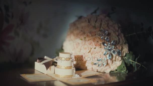 Ślub tło. flawor Panna młoda i prezent ślubny na stole — Wideo stockowe