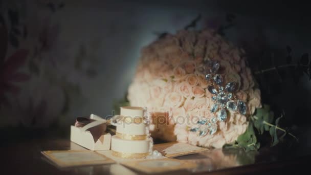 Fond de mariage. mariée défaut et cadeau de mariage sur la table — Video