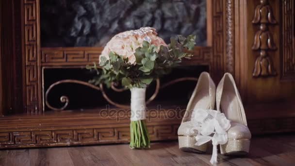 Fundo do casamento. flawor noiva e sapatos de noiva — Vídeo de Stock