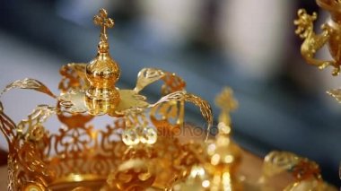 Altın düğün kron evlilik bir kilise, hareket kamera yakın çekim