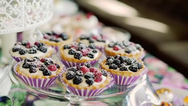 Pasteles de boda en primer plano mesa dulce — Vídeos de Stock