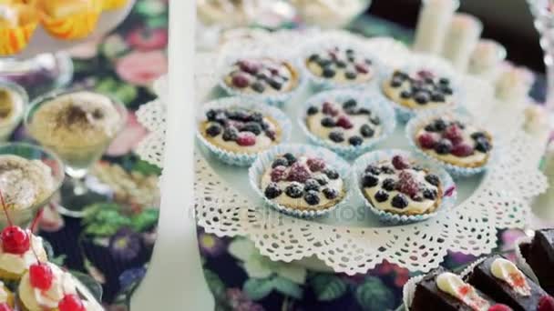 Wedding pastries on sweet table closeup move camera — Stock Video