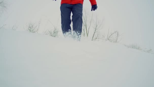 Men steeps in snow winter landscape, slow motiion — Stock Video